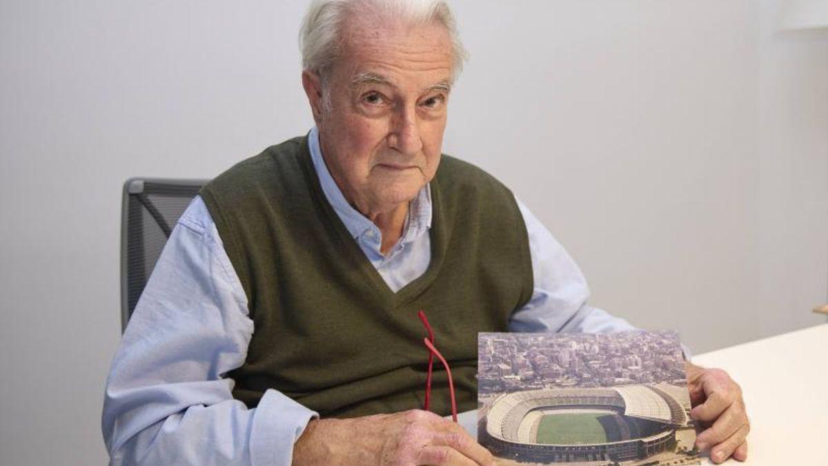 Juan Pablo Mitjans con una fotografía del Camp Nou de 1957