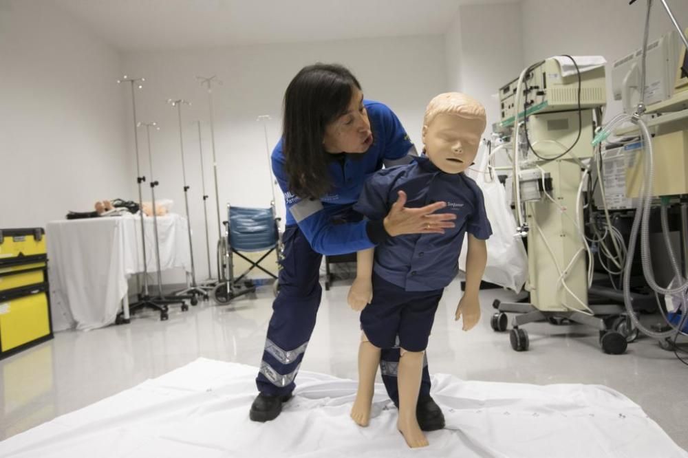 En niños/as: 1. Ponerlo de pie y colocarse detrás a su altura y presionar con el puño el abdomen.