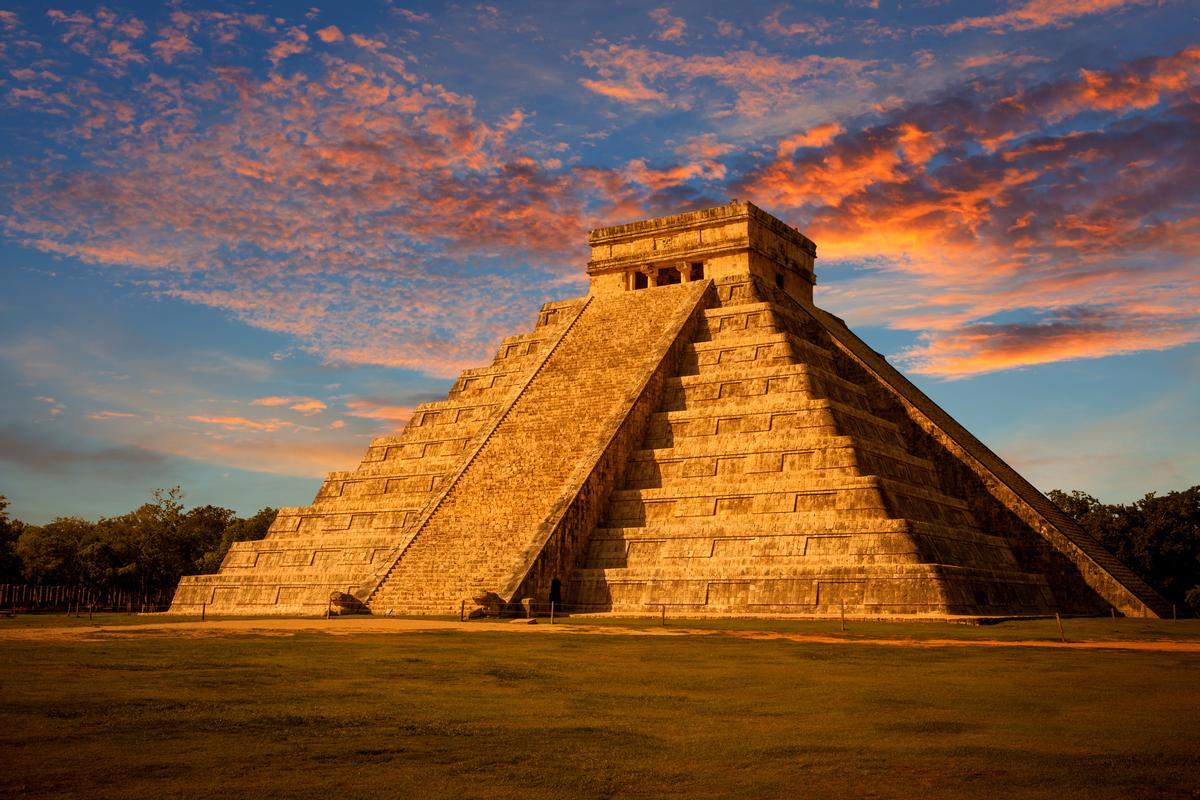 El Castillo (templo de Kukulkán) de Chichen Itza al atardecer