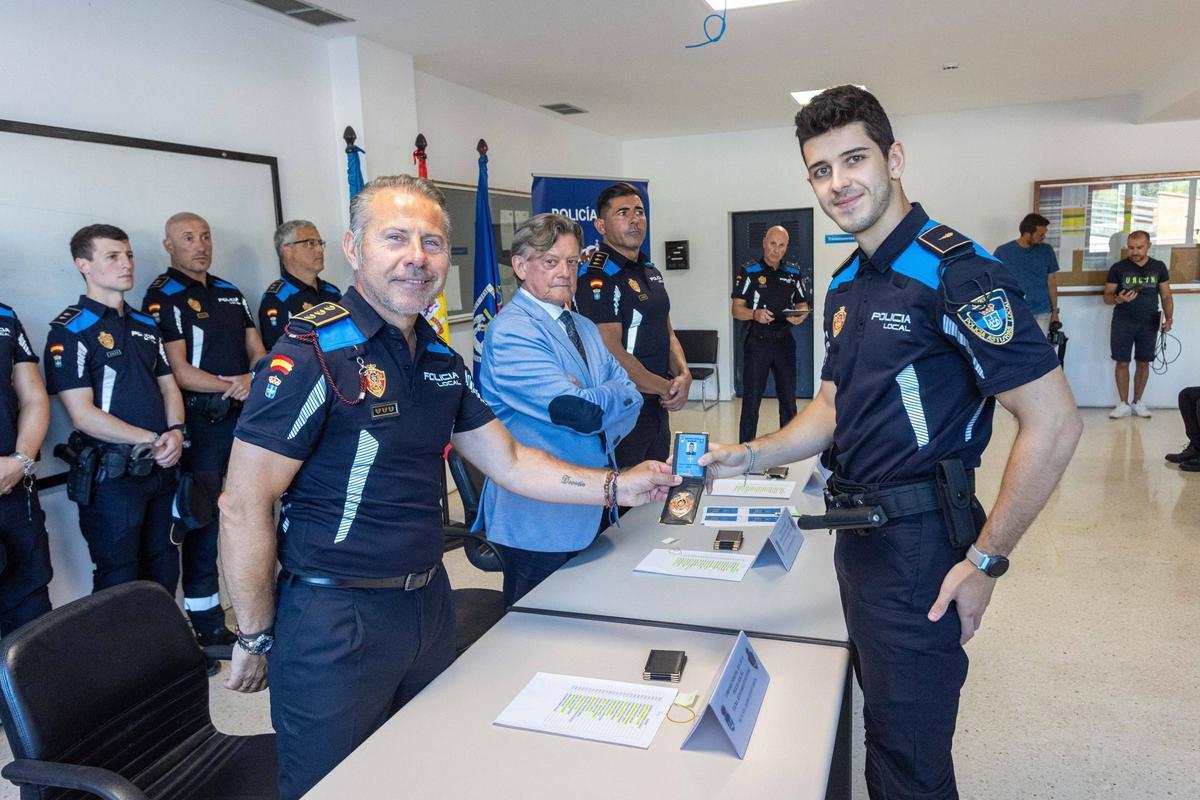 25 nuevos agentes interinos recogen sus acreditaciones policiales tras superar un intenso periodo de prácticas.