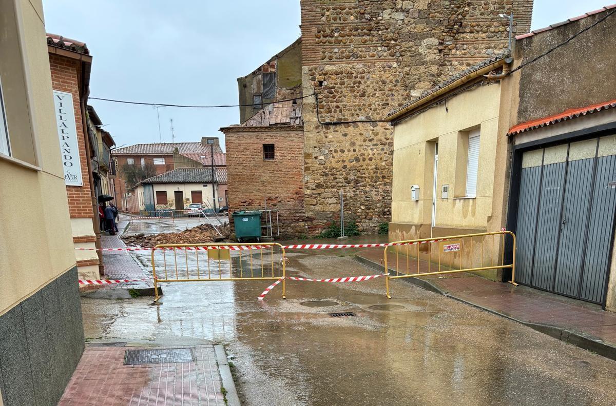 Desprendimiento de un muro en la iglesia de San Pedro de Villalpando