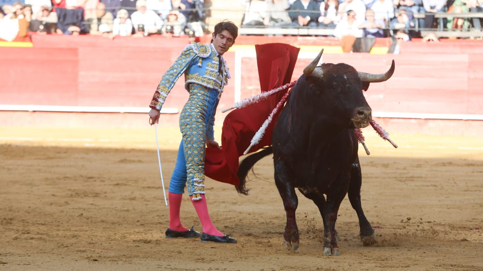 Vicente, Carmen Lomana y Enrique Ponce en la corrida de toros del 16 de marzo en València