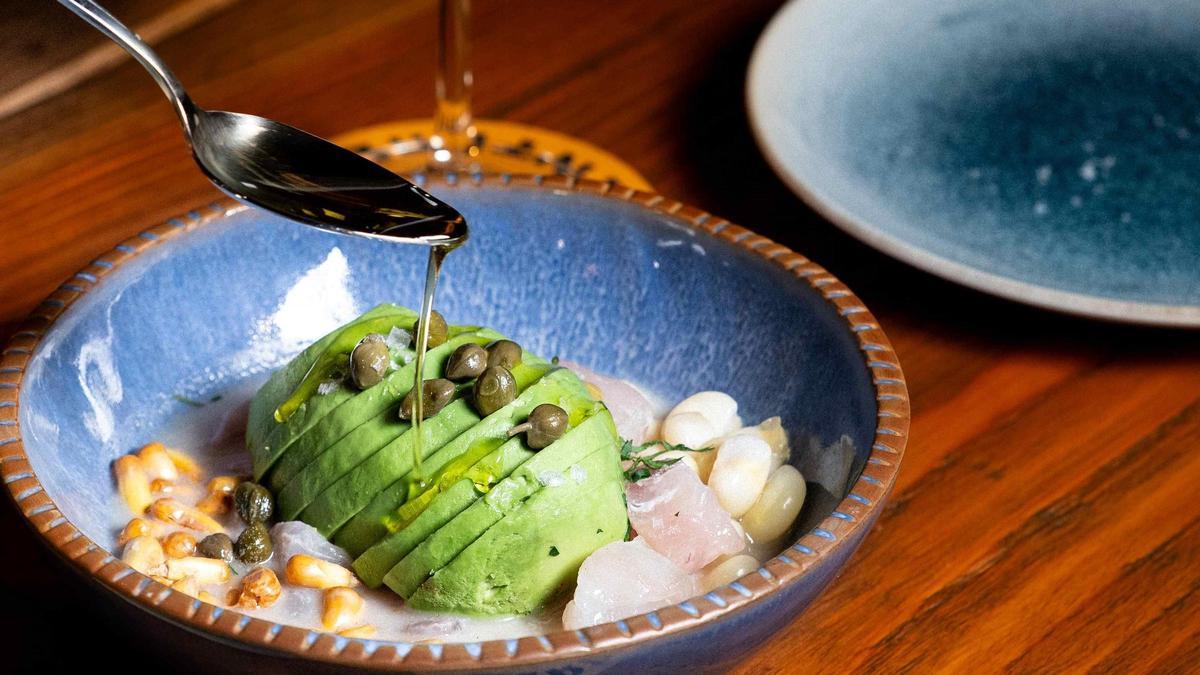 El ceviche Apaltado de Mercado Central replica el que se inventó la popular cevichería Canta Rama (Lima) en 1990: medio aguacate y alcaparras.