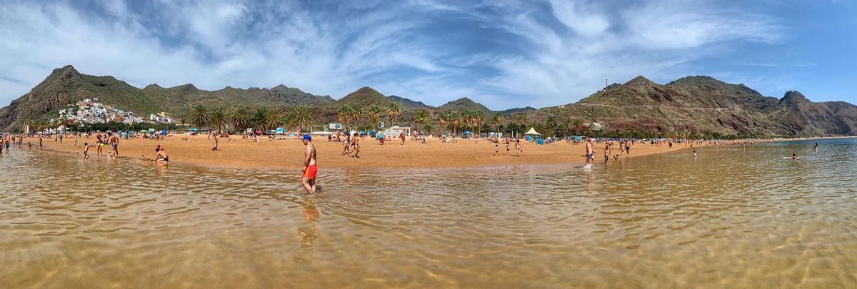 Imagen de la playa de Las Teresitas, en Santa Cruz de Tenerife, este domingo.