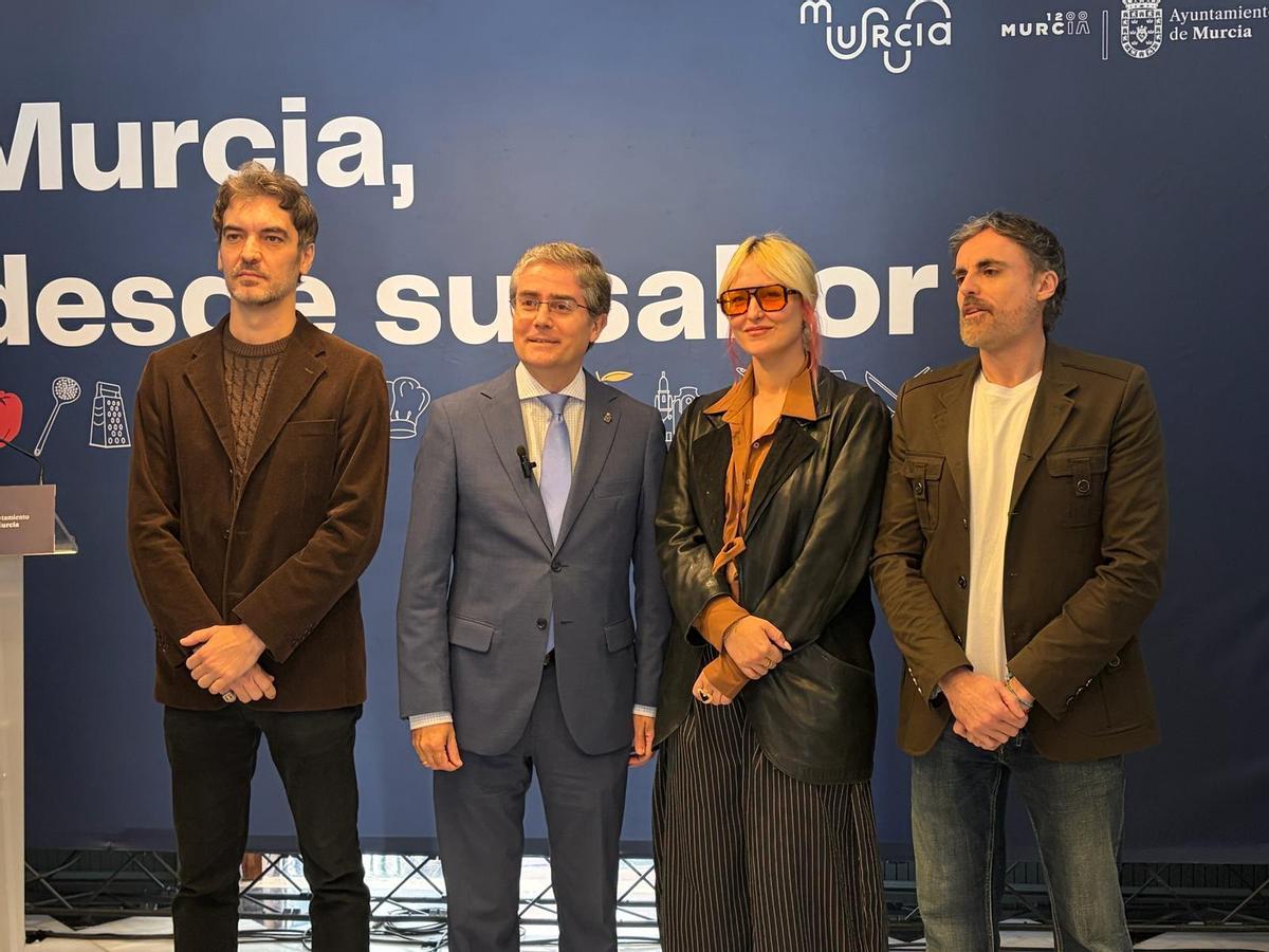 Sean Frutos, el concejal de Turismo Jesús Pacheco, Kuve y Leonardo Cano durante la presentación.