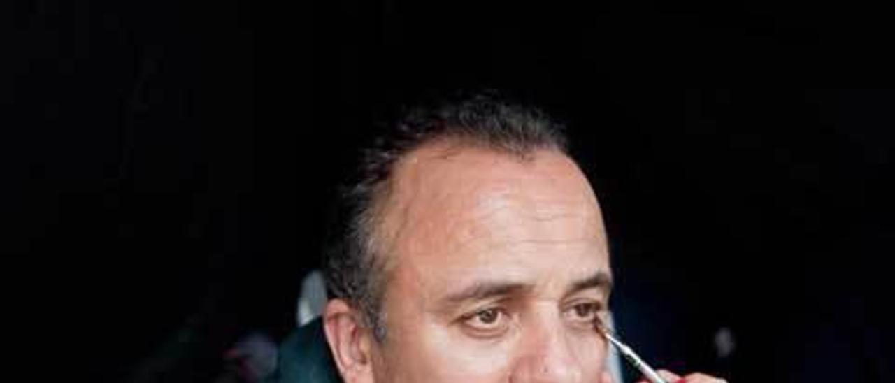 Javier Gutiérrez durante una sesión de maquillaje. julio vergne