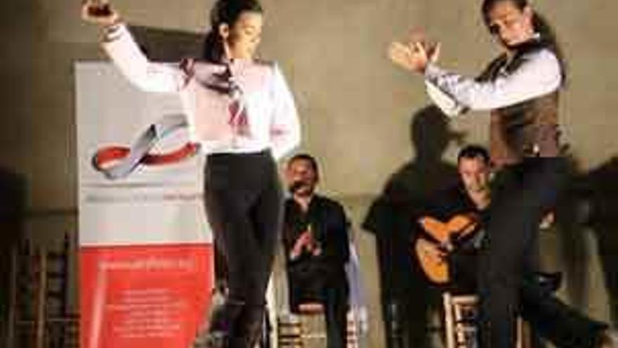 Virginia Sánchez baila con Mario Bueno. Al fondo, Antonio el de la Alfonsa y Raúl.