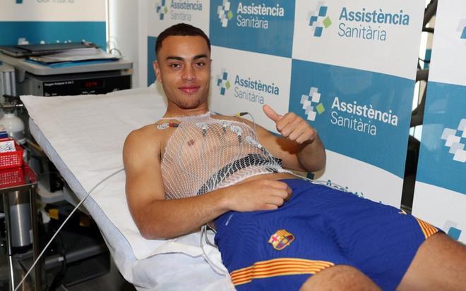 Sergiño Dest pasa la revisión médica con el FC Barcelona.