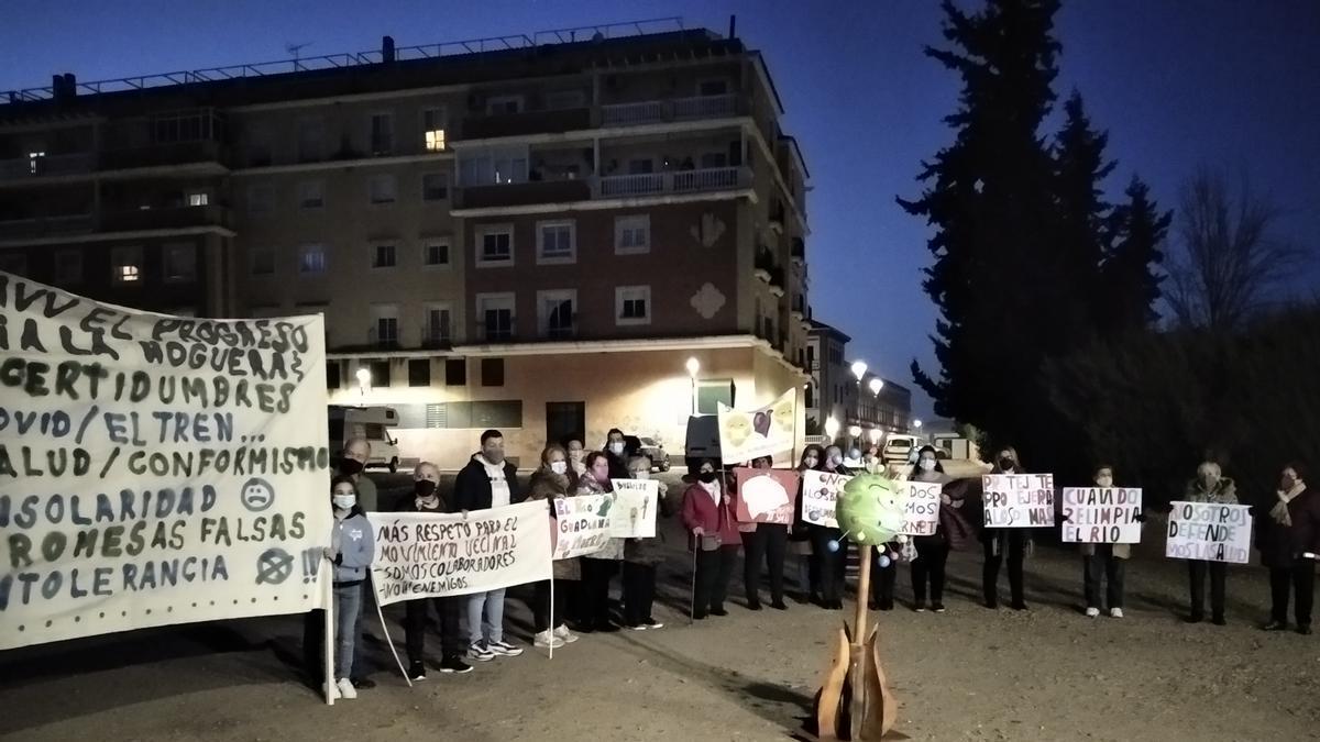 Pancartas reivindicativas en las Candelas de la Margen Derecha y el pelele-virus, anoche.