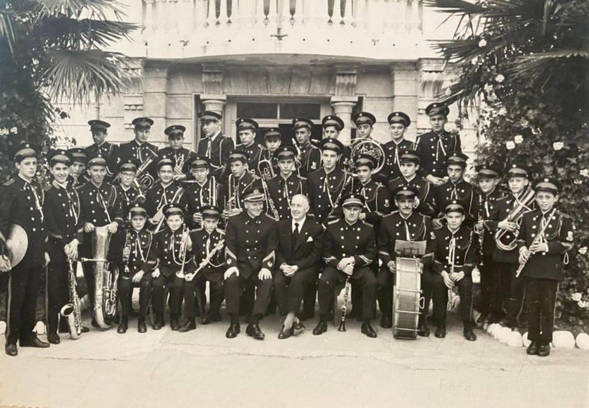 La banda, en la residencia Abhal, el pasado verano, con Daniel Santos.
