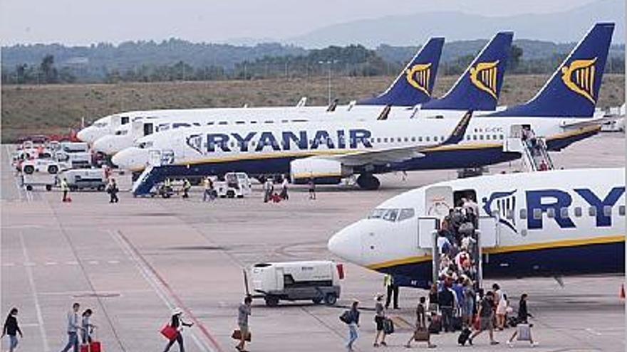 Ryanair pràcticament monopolitza l&#039;activitat aèria a l&#039;aeroport de Girona, amb tot el perill que això suposa.