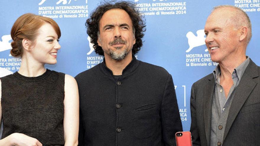 Emma Stone y Michael Keaton junto a González Iñárritu.