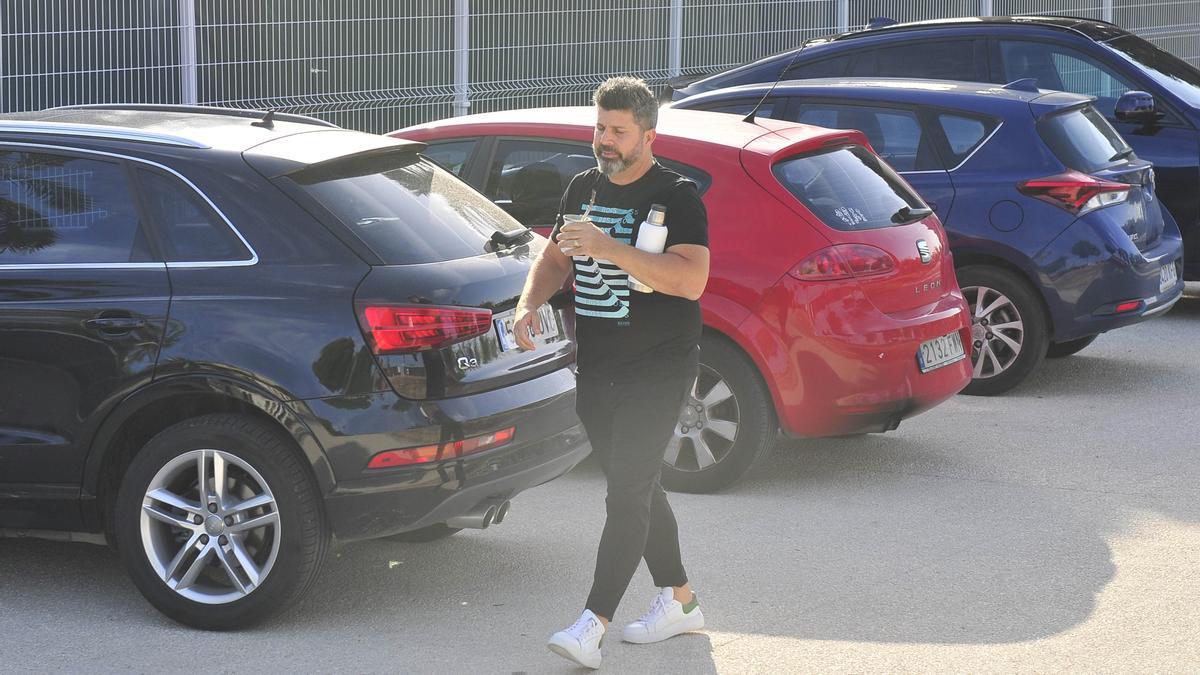 Bragarnik, con el mate en la mano, llega al campo Diego Quiles para presenciar un entrenamiento