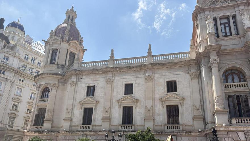 L'Ajuntament de València renova la pintura de mig centenar de portes i finestres de la seua façana principal