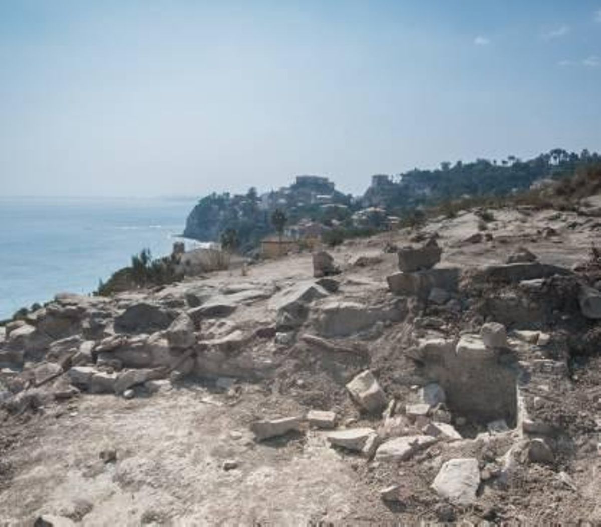 Una pala excavadora destroza un yacimiento íbero en El Campello
