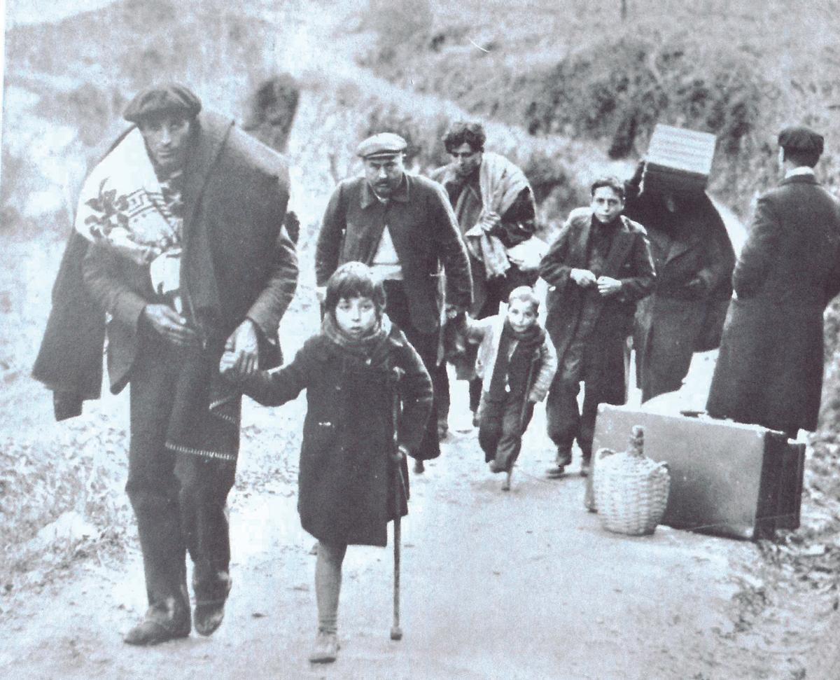 La família Gràcia, altres refugiats i algun passador, anant cap a l’exili, baixant de coll d’Ares, el 1939.