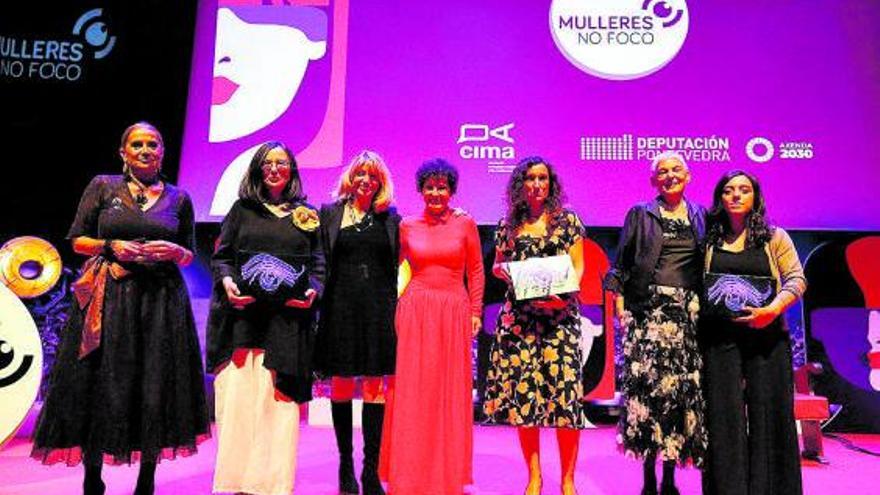 Las premiadas, con Carmela Silva, al final de los premios Mulleres no Foco. |  // GUSTAVO SANTOS