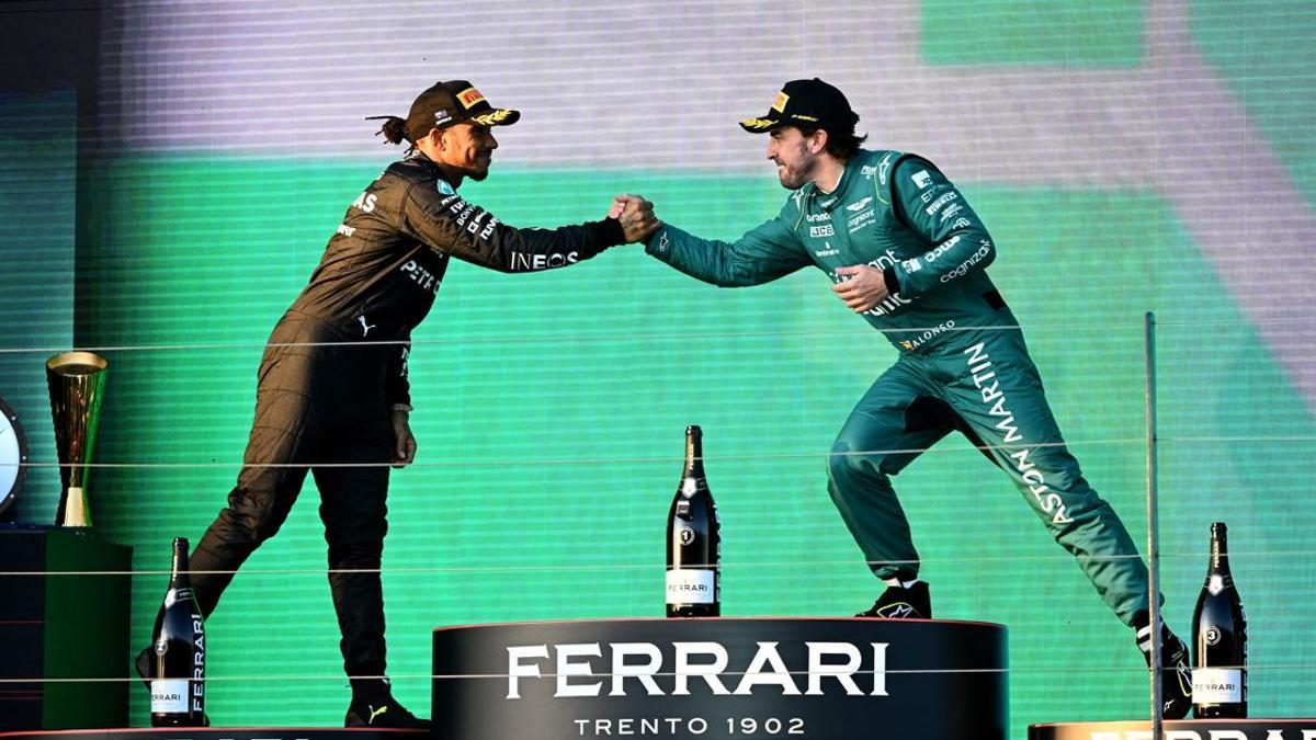 Alonso y Hamilton en el podio