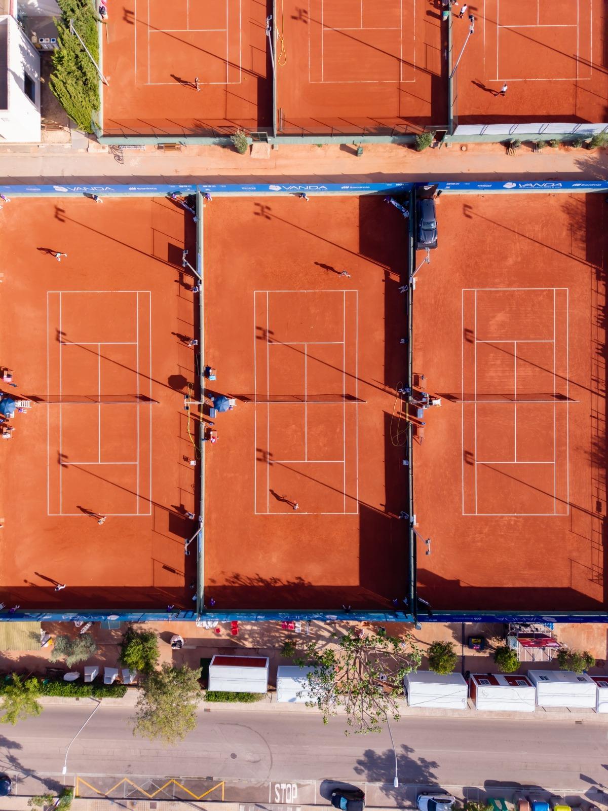 Das WTA wird auf den Ascheplätzen des Polideportivo Magaluf ausgetragen