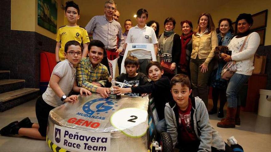 Alumnos, profesores y padres posando con el coche ganador de la escuela Peñavera.