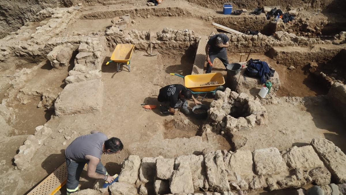 Trabajos de excavación en el solar del aparcamiento de la Diputación de Córdoba.