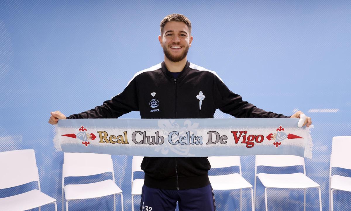 Sergio Carreira, con una bufanda del Celta en Afouteza tras el entrenamiento