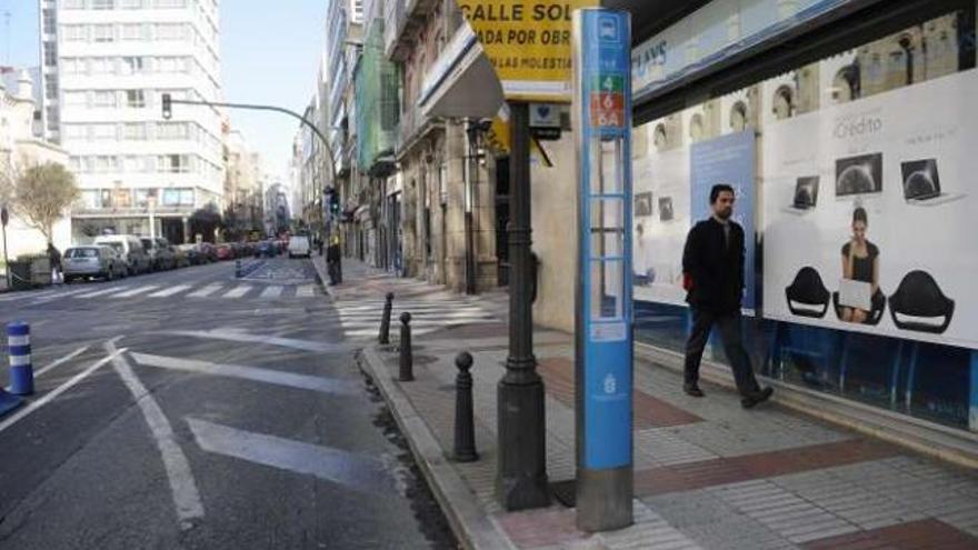 Nueva ubicación de las paradas de San Andrés, en General Mola (izquierda) y Santa Catalina (derecha). / carlos pardellas