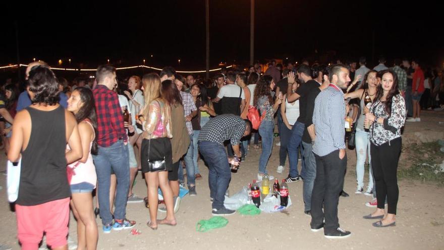 Jóvenes bebiendo alcohol en la calle.