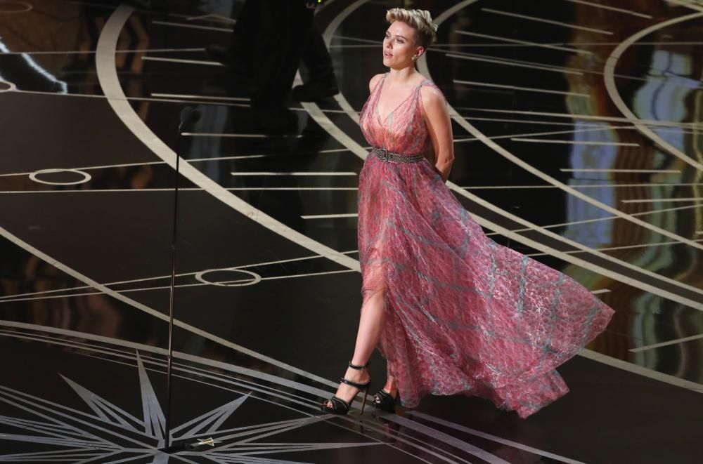 Scarlett Johansson presenta el premio a la Mejor canción original.
