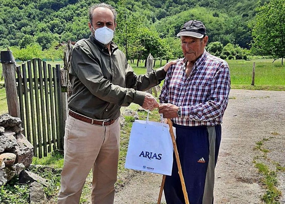 El Alcalde de Ribera le entrega a “Velino” el obsequio del día de los mayores a la puerta de su casa.