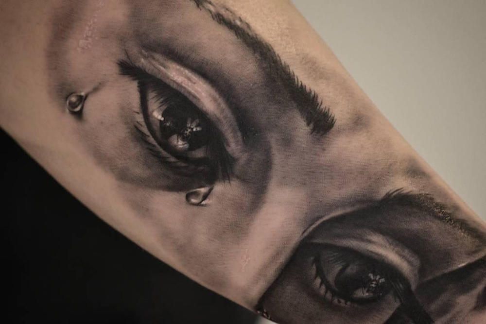 Daniel Fernández empezó a tatuar hace tres años, tras cambiar los pinceles por la máquina de tinta. Su especialidad: los tatuajes cofrades.