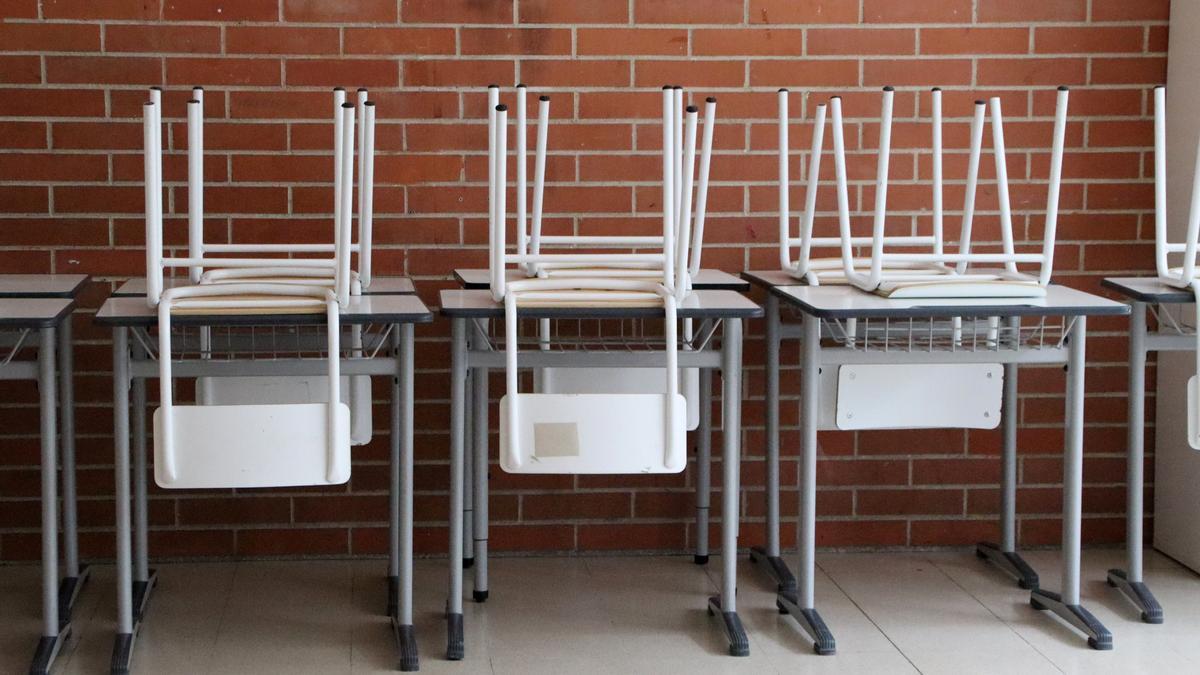 Taules i cadires plegades en una aula d'un institut, enuna imatge d'arxiu.