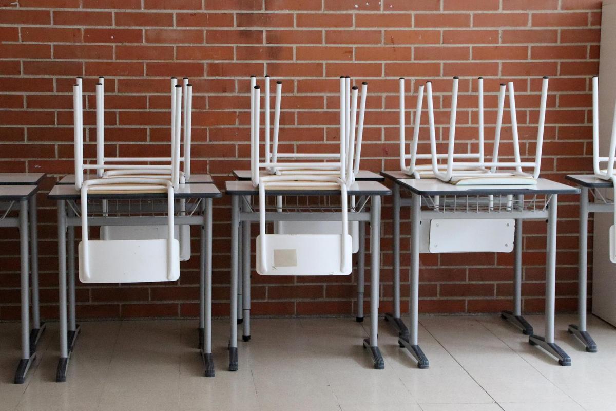 Taules i cadires plegades en una aula d'un institut, en una imatge d'arxiu.