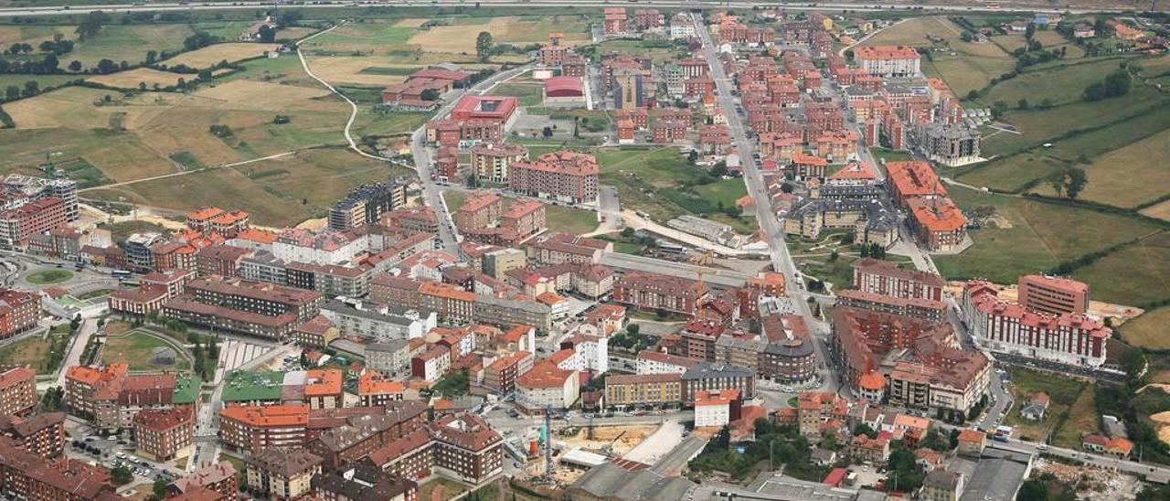 Vista aérea de Lugones en 2015; al fondo, Llanera.