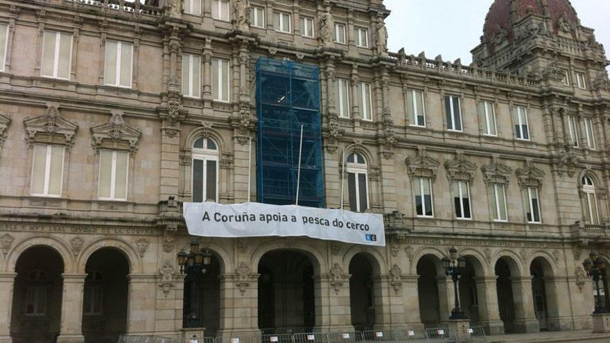 Pancarta en apoyo al cerco en María Pita.