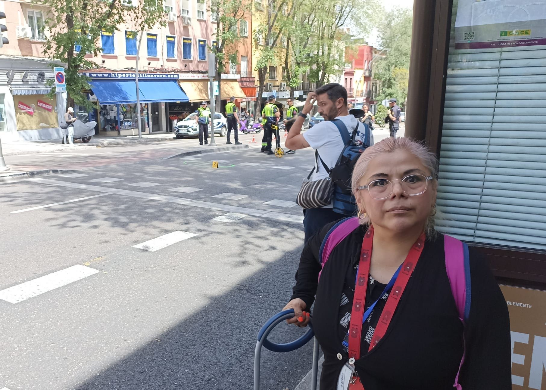 Mónica, vendedora de cupones, frente al paso de peatones donde se produjo uno de los atropellos mortales.