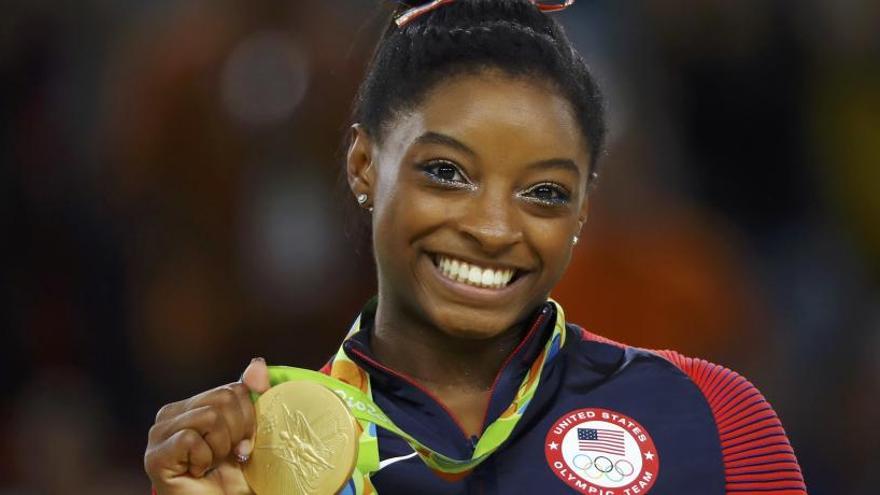 Simone Biles amb una de les medalles d&#039;or.