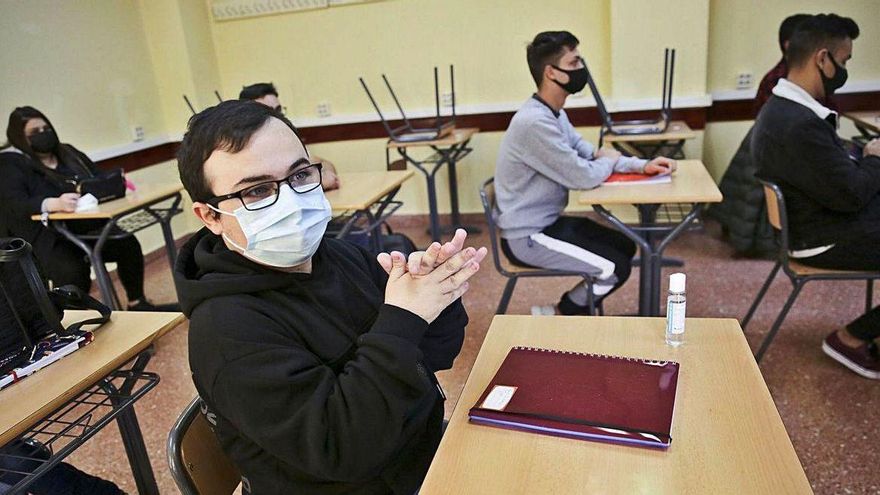 Alumnos del Instituto La Ería, en Oviedo, al inicio de una clase.