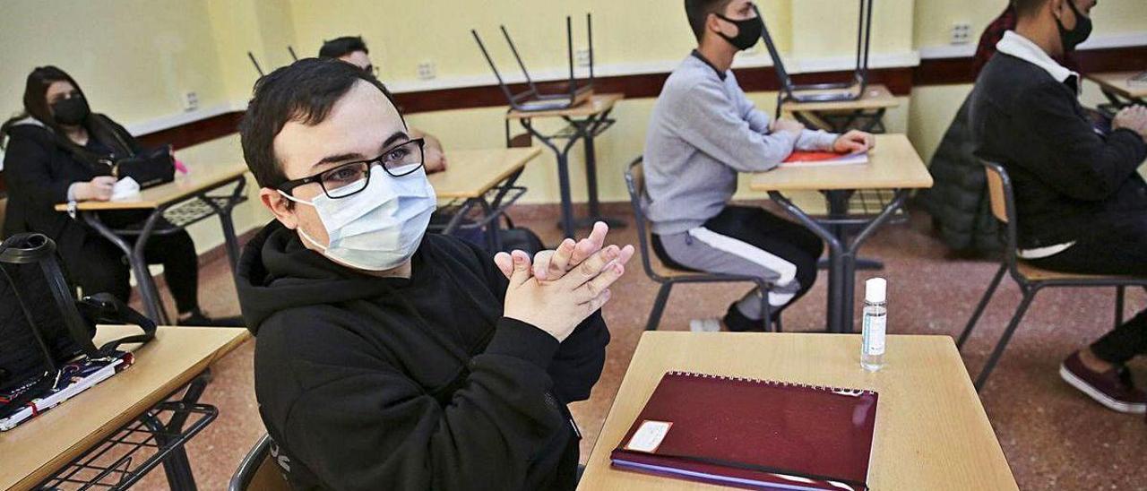 Alumnos del Instituto La Ería, en Oviedo, al inicio de una clase.