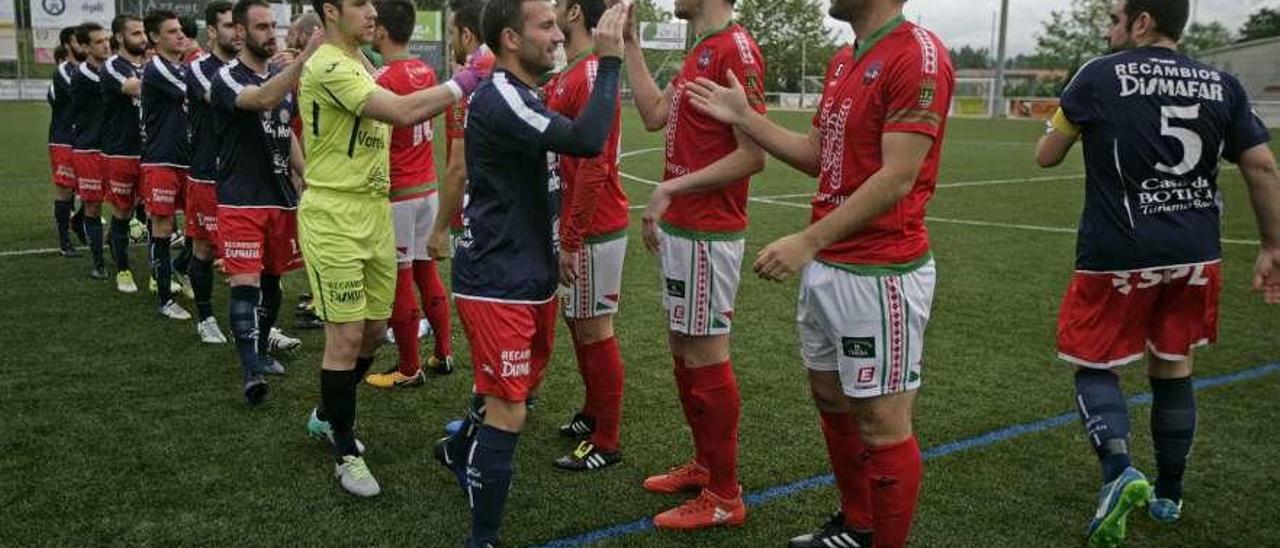 Las plantillas de Estradense y Estudiantil antes de un partido de la Copa Deputación. // Bernabé/Cristina M. V.