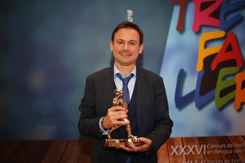 Celebración del primer premio de Cádiz-Denia en el teatro fallero