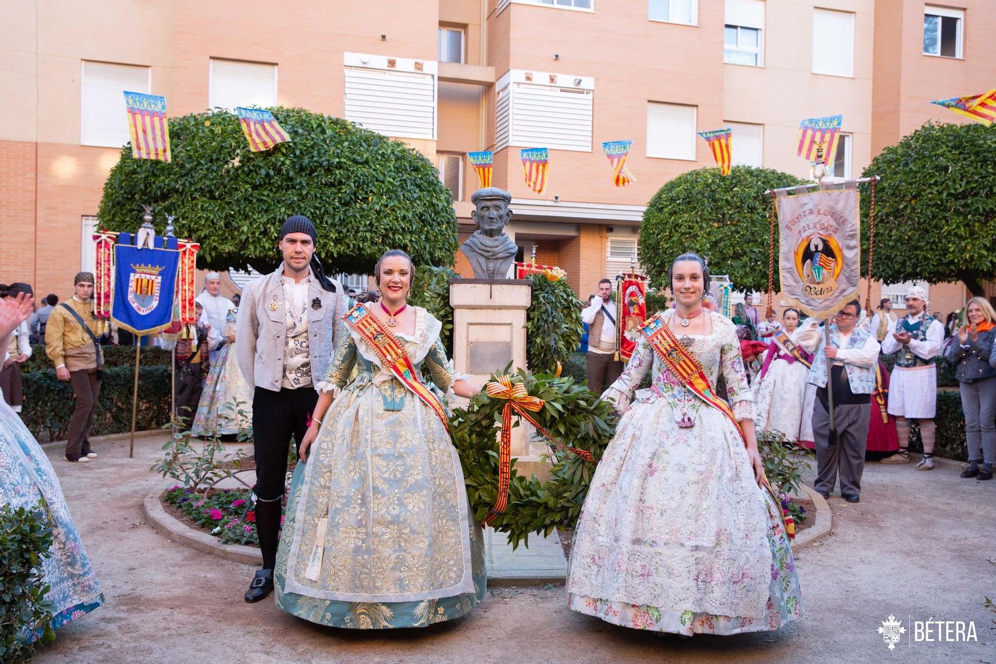 La primera ofrenda de Bétera: Las comisiones homenajean al cantaor 'Xiquet de Bétera'