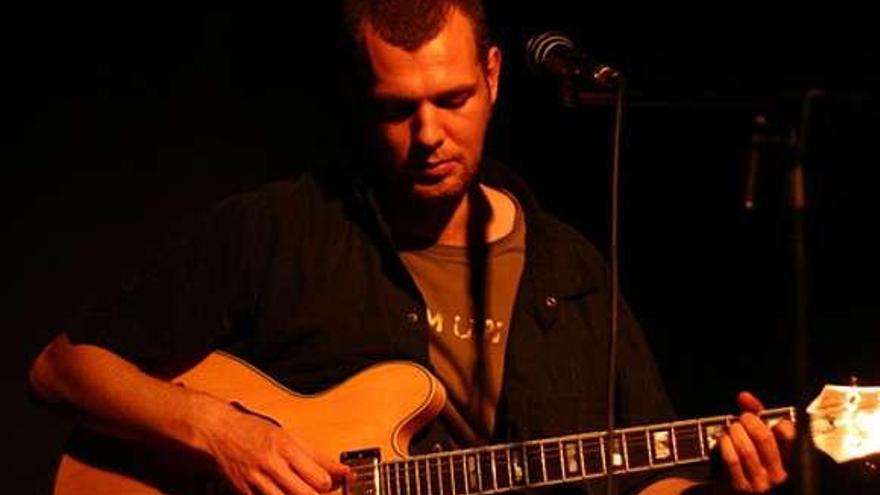 El británico Matt Elliot durante un concierto. //