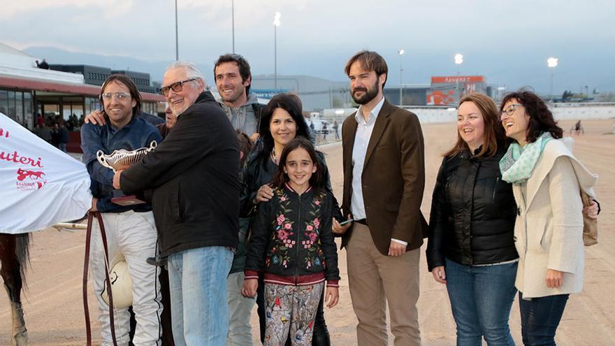 Mateu Bosch recibe la felicitación de Joan Llabata en la entrega del trofeo del &#039;Premi Menhammar Stuteri&#039;