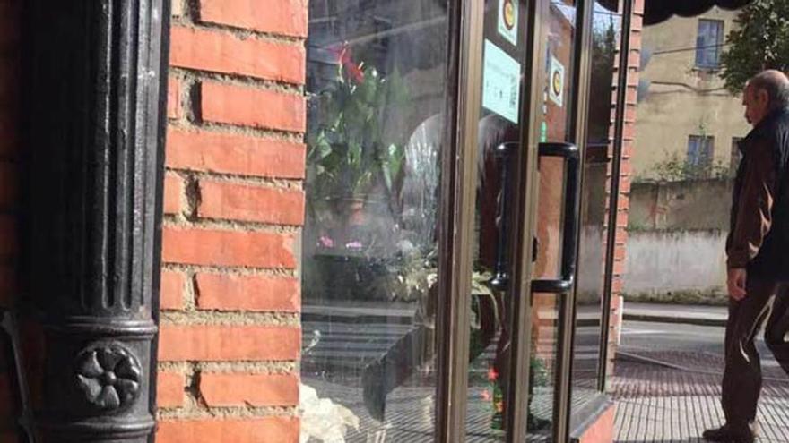 Esquina de la floristería de Río Nalón tras el impacto del coche.