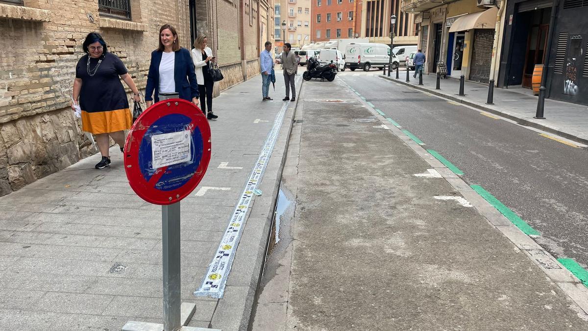 María José Catalá en una de las calles con zona verde. Vacía.