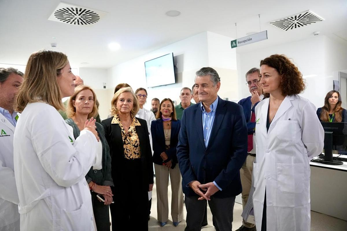 María Luisa del Moral, ex viceconsejera de Sanidad, con el consejero de Sanidad, Antonio Sanz y la generente del Virgen del Rocío, Nieves Romero.