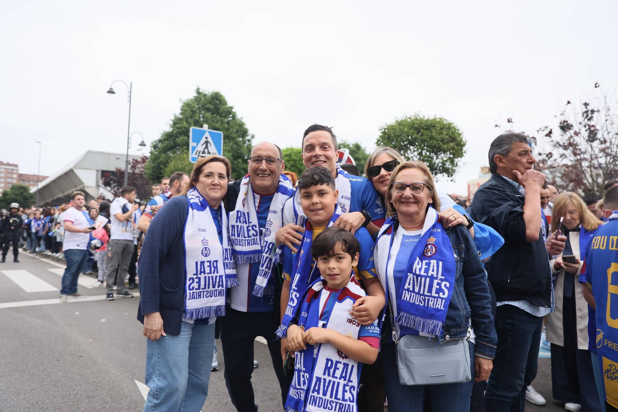 EN IMÁGENES: Avilés se tiñe de blanquiazul para la final por el ascenso ante el Rayo Majadahonda
