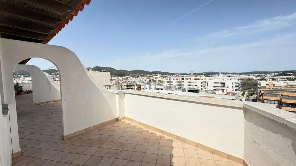 A la venta un ático en Ibiza con unas vistas de 360 grados "que quitan el aliento”: desde Dalt Vila a Talamanca
