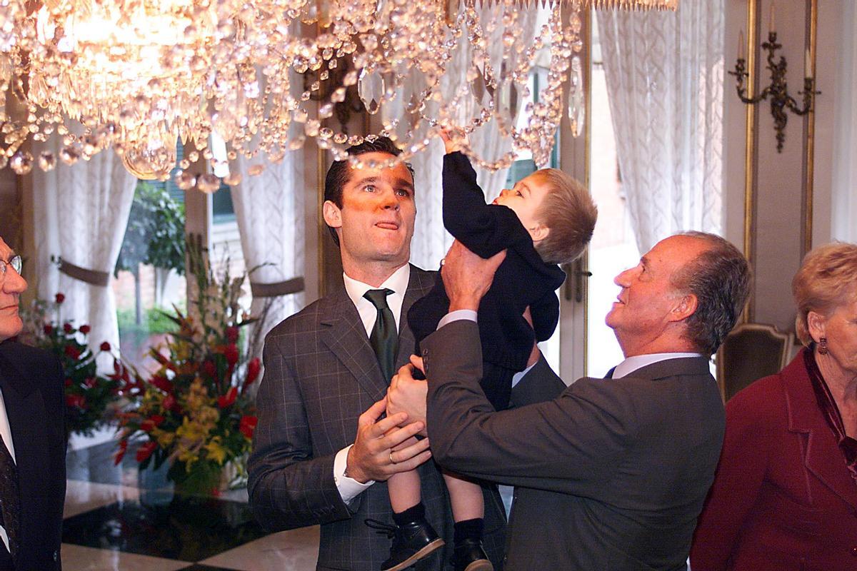 Iñaki Urdangarín, su hijo Juan y el rey Juan Carlos, en junio de 2001, en el comedor de gala del Palauet Albéniz